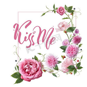 粉色贺卡，上面有鲜花和书法--吻我。有鲜花的明信片