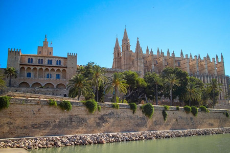 马镇摄影照片_帕尔马·德·马略卡岛马略卡岛帕尔马主教座堂海边的哥特式大教堂。美丽的西班牙旅行照片Palma de Mallorca查看景点