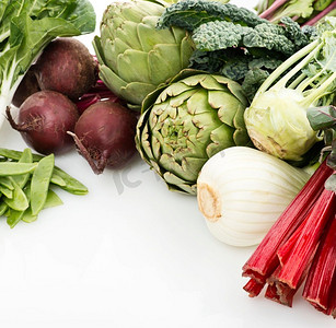 分类生的新鲜蔬菜在白色背景