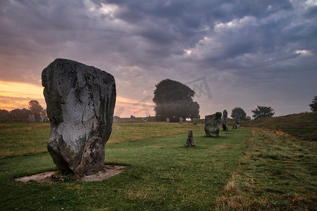 美丽的夏天日出新石器时代立石风景在英国农村与华丽的光有背景雾