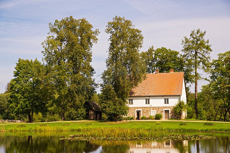 秋天在湖边的房子。乡村景观附近一个著名的拉脱维亚度假胜地Sigulda，拉脱维亚，Vidzeme地区，Turaida博物馆保护区，欧洲