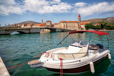 欧洲克罗地亚达尔马提亚的特洛吉尔古镇。特罗吉尔是吸引来克罗地亚旅游的游客的历史小镇。