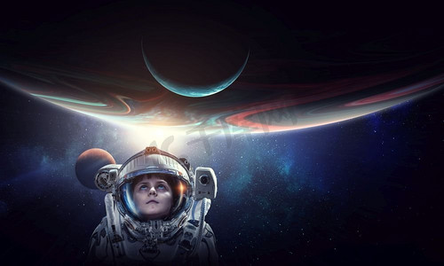 小男孩宇航员在地球上的太空。这张照片由NASA提供。探索外太空。混合媒体