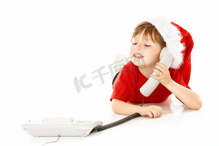 戴着圣诞老人帽子的小男孩打来电话，与世隔绝