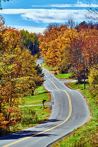 在美国佛蒙特州秋天的高速公路。