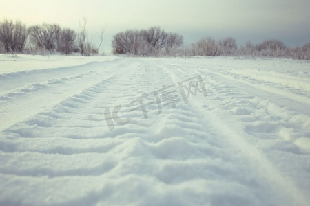 雪道摄影照片_冬季道路雪道