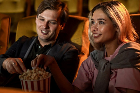 高加索情人喜欢看电影，一起在电影院吃爆米花