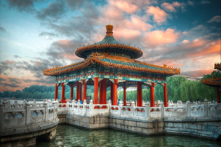 北海公园是位于北京紫禁城西北面的皇家园林。北海公园是皇家园林