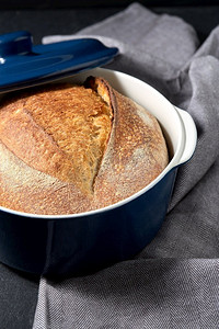 食品和烹饪概念—自制工艺面包在陶瓷烤盘上的桌子。自制工艺面包在陶瓷烤盘