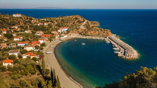 著名的Sambatiki海滩在希腊阿卡迪亚地区，地中海欧洲。假期旅行冒险概念Sambatiki海滩在希腊