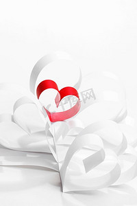 红白纸心组成，情人节概念