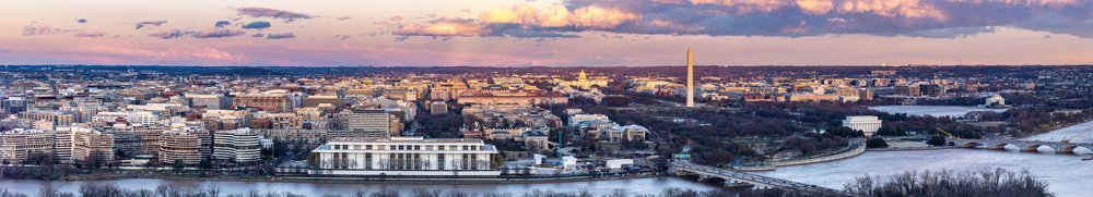 华盛顿特区的全景鸟瞰图摩天大楼地平线建筑城市风景美国首都从阿灵顿弗吉尼亚州的美国在日落暮光。