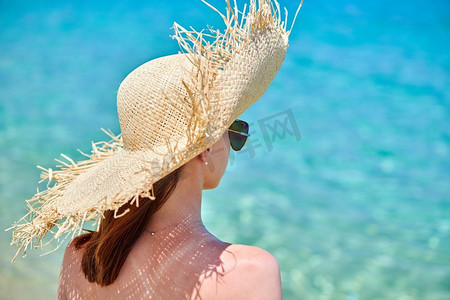 免费素材比基尼摄影照片_女人在比基尼上海滩，锡托尼亚，希腊