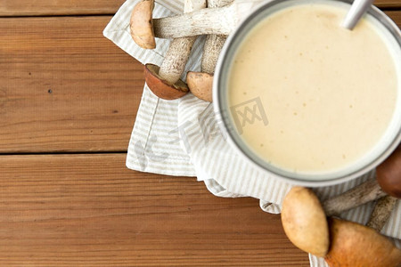 食物烹饪，吃和烹饪概念—蘑菇奶油汤碗在木砧板。蘑菇奶油汤碗在砧板上