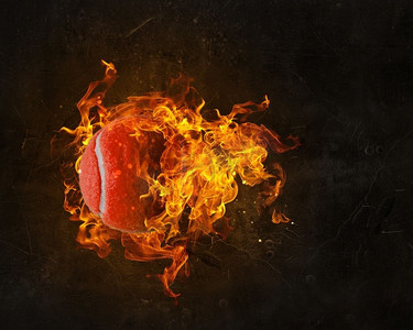 大网球在火火焰在黑暗背景。混合媒体。网球在火