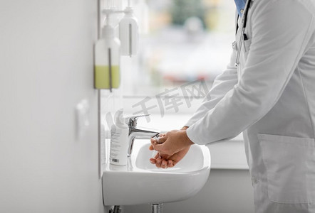 卫生保健，卫生和人的概念—医生在医院洗手池洗手。医生在医院洗手池洗手