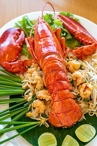 龙虾泰式，炒泰式米粉面配龙虾和龙虾肉。