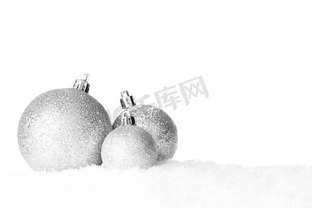 雪地上的圣诞装饰球特写