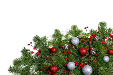 雪花新年摄影照片_圣诞节新年装饰框架隔绝在白色，冷杉树枝，红色和银色小玩意儿，文本的复制空间。圣诞装饰架
