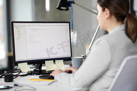 商业、技术和人的概念—女商人与计算机在办公室工作。女商人与计算机工作在办公室