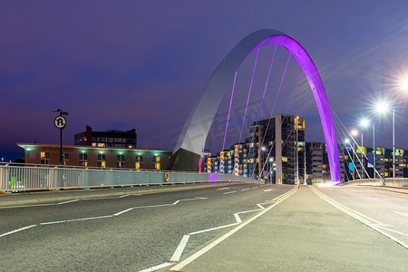 克莱德拱桥沿着克莱德河日落黄昏在格拉斯哥城市苏格兰，英国。
