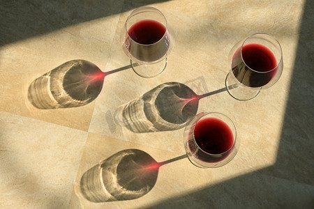 三杯红酒和石桌上的影子