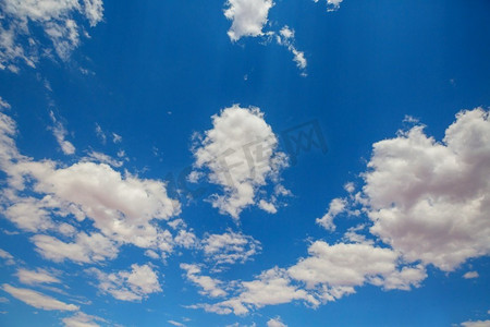晴朗天空背景摄影照片_晴朗的背景，蓝天白云，自然的背景。