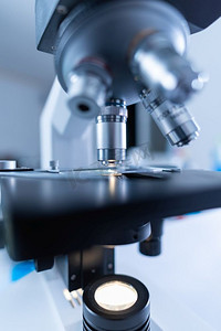 实验室里用金属透镜拍摄的显微镜特写。