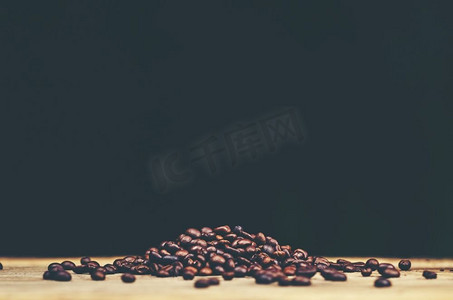 阿拉比摄影照片_木质背景咖啡豆，阿拉比卡咖啡，复古滤镜形象