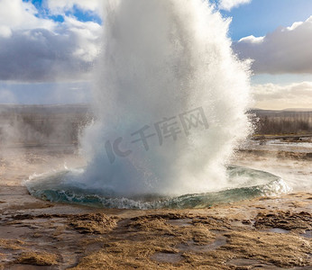 strokkur geysir温泉喷发在黄金圈冰岛。