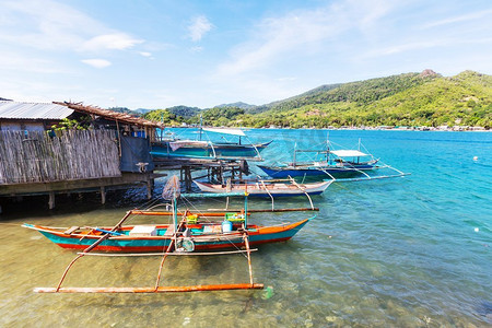 菲律宾巴拉望岛海上的传统菲律宾船