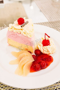 草莓冰淇淋水果蛋糕