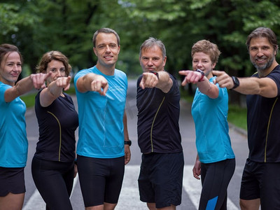 一组健康的人在城市公园慢跑的肖像，跑步者团队晨练。晨训时跑步队的肖像