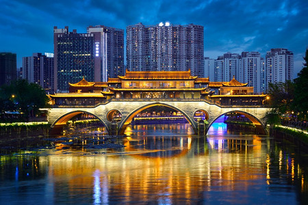 烟花点亮夜空摄影照片_著名地标成都-安顺锦江大桥在夜间点亮，四川成都市，中国。晚上的安顺桥，成都，中国