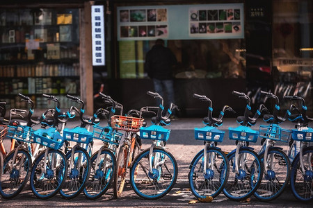出租电动自行车停在人行道上，杭州，中国。出租电动自行车停在人行道上，杭州