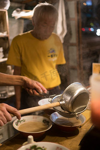 2017年9月摄影照片_日本福冈-2017年9月29日：在日本九州福冈，人们在夜间吃亚泰移动食品摊位