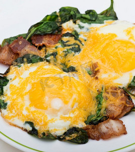 鸡蛋、菠菜和培根早餐。低碳水化合物高脂肪早餐。