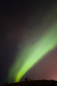 凯夫拉维克摄影照片_冰岛雷克雅未克地区的北极光