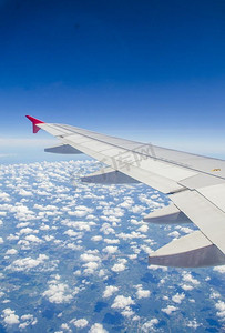 平面小桥摄影照片_飞机的机翼在云层之上飞行