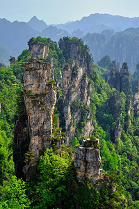 中国著名的旅游景点—张家界石柱悬崖山日落在武陵源，中国.中国张家界山脉