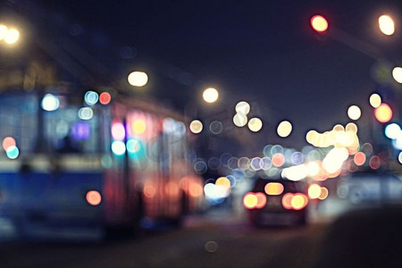汽车交通摄影照片_夜间道路在城市的灯汽车交通堵塞