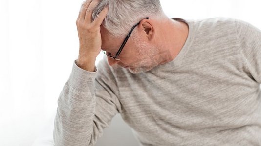 保健、压力、老年人和人的观念—老年人在家头痛。老人家中头痛