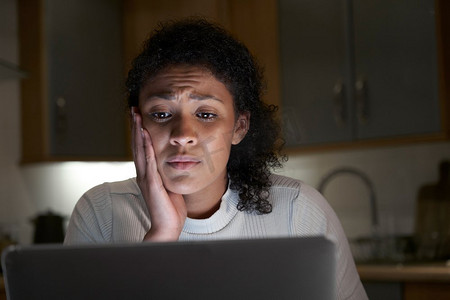 不快乐的女人在家与计算机被欺凌在线在社交媒体上                            