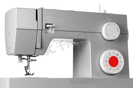 现代电动缝纫机，白色底板隔绝。现代电动缝纫机