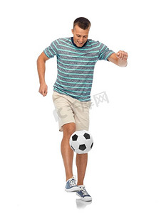 体育，休闲和人概念—年轻人自由式杂耍足球在白色背景。年轻人自由式杂耍足球