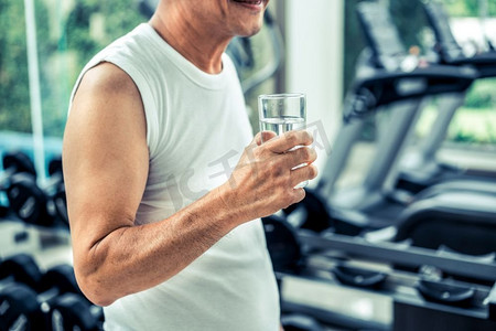 老年人运动后到健身中心喝矿泉水。老年人健康的生活方式