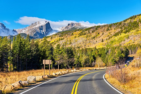 在美国科罗拉多州秋天的高速公路。.公路在秋天晴天在落基山国家公园。USA. 