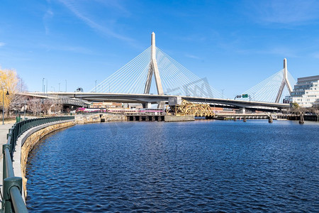 美国马萨诸塞州波士顿市中心的波士顿扎基姆大桥