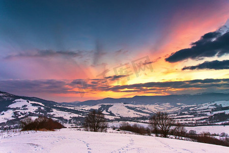阴天的夜晚摄影照片_冬天的山上日落。奇妙的夜晚冬季景观。五颜六色的阴天在喀尔巴阡山脉，乌克兰