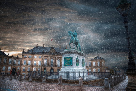 星光璀璨的夜空。哥本哈根的皇家阿马连堡宫殿。丹麦。哥本哈根阿马林堡皇家宫殿